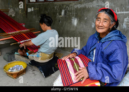 Philippinen, Cordillera Highlands, Bontoc, Samoki Dorf, Igorot Menschen, Samoki Stamm, Frauen beim Weben / PHILIPPINEN, Kordilleren, Bontoc, Samuki Dorf, Igorot Volksgruppe, Samoki Clan, Frauen Weben Traditionelle Stoffe Stockfoto