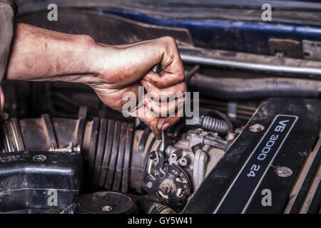 Arbeitende Männer mit schmutzigen Händen und Werkzeugen Stockfoto