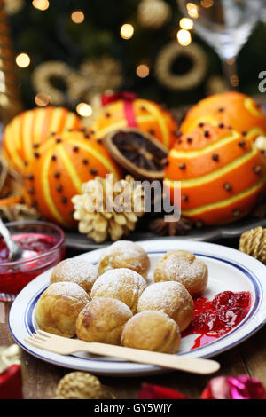 Ebelskiver, dänische Weihnachten Pfannkuchen bläht, skandinavische Straße Nahrung Stockfoto