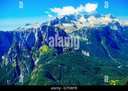 Schöne Landschaft. Wunderschönen Gipfel in den Wolken. Stockfoto