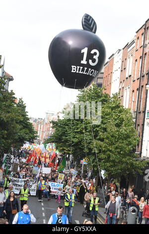 Dublin, Irland. 17. September 2016. Ein Ballon fliegt über Dublin in der Form eines Apfels, mit 13 Milliarden "schrieb über sie, die Europäische Kommission hat festgestellt, dass Irland unangemessene Steuervorteile von bis zu €13bn Apple gewährt. Die Kommission sagte "selektive Behandlung" erlaubt Apple einen Steuersatz von 1 % auf die Gewinne der Europäischen Union im Jahr 2003 bis zu 0,005 % im Jahr 2014 zu bezahlen. Bildnachweis: John Rooney/Pacific Press/Alamy Live-Nachrichten Stockfoto