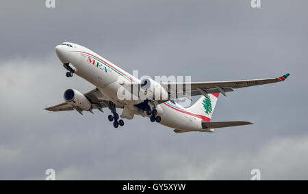 MEA Middle East Airlines Airbus a330 OD-MEA Abflug vom Flughafen London-Heathrow LHR Stockfoto