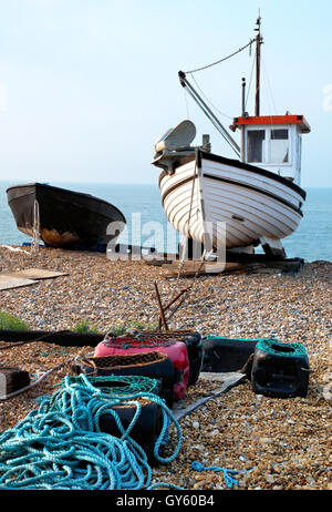 Boote, die Ruhe am Strand nach, sich auf See ganztägig Stockfoto
