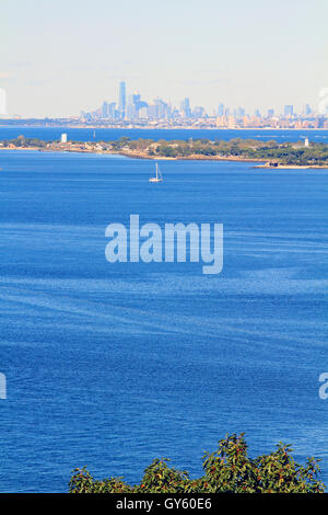 Eine Ansicht der Sandy Hook Bay und Lower Manhattan von Mount Mitchell, Atlantic Highlands, New Jersey, USA Stockfoto