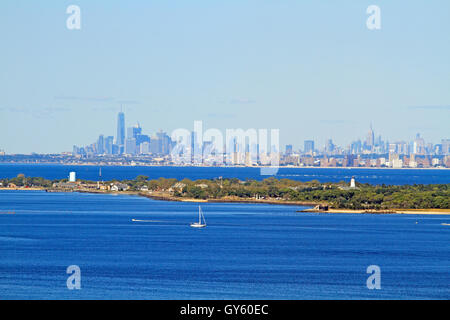 Eine Ansicht der Sandy Hook Bay und Lower Manhattan von Mount Mitchell, Atlantic Highlands, New Jersey, USA Stockfoto