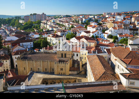 Blick auf das historische Zentrum von Coimbra, Portugal, mit der alten Kathedrale oder Se Velha Stockfoto