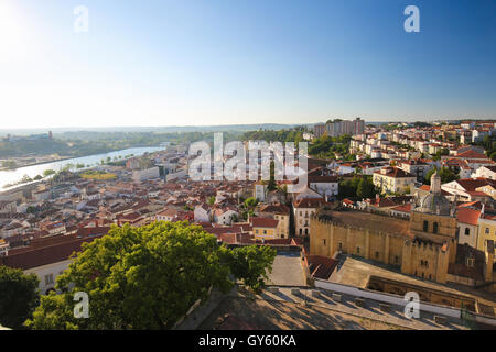 Blick auf das historische Zentrum von Coimbra, Portugal, mit der alten Kathedrale oder Se Velha Stockfoto
