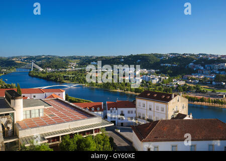 Blick auf den Fluss Mondego und das historische Zentrum von Coimbra, Portugal Stockfoto