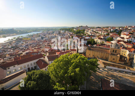 Blick auf das historische Zentrum von Coimbra, Portugal, mit der alten Kathedrale oder Se Velha Stockfoto