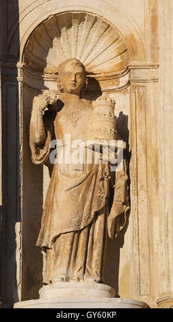 Statue für Theologie am Palace Gate oder Eisentor in der Universität von Coimbra, Portugal Stockfoto