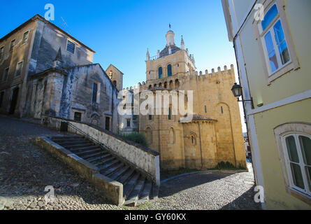 Berühmte romanische alte Kathedrale oder Se Velha (12. Jahrhundert) von Coimbra, Portugal Stockfoto