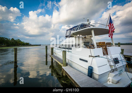 Boot angedockt am Potomac River-Ufer, in Alexandria, Virginia. Stockfoto