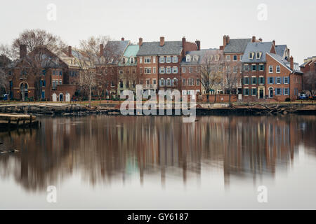 Alten Gebäuden entlang des Ufers des Potomac River, in Alexandria, Virginia. Stockfoto