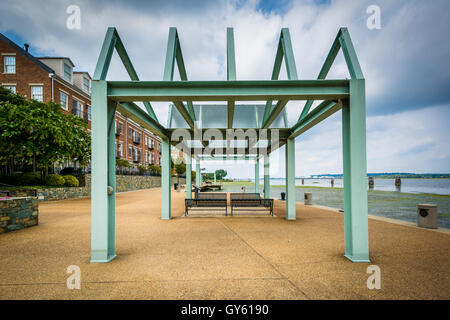 Shelter über Bänke am Potomac River-Ufer, in Alexandria, Virginia. Stockfoto