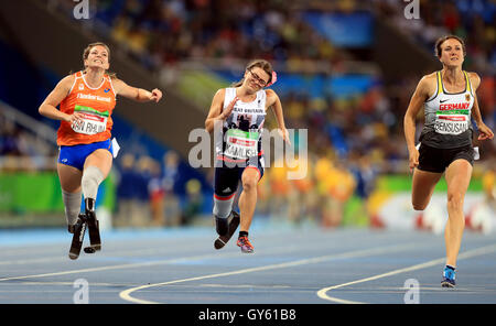 Netherland es Marlou Van Rhijn gewinnt die Frauen Leichtathletik 100m T44 als Großbritanniens Sophie Kamlish vierte während des zehnten Tages der Rio Paralympischen Spiele 2016 in Rio De Janeiro, Brasilien beendet. Stockfoto