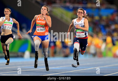 Netherland es Marlou Van Rhijn gewinnt die Frauen Leichtathletik 100m T44 als Großbritanniens Sophie Kamlish vierte während des zehnten Tages der Rio Paralympischen Spiele 2016 in Rio De Janeiro, Brasilien beendet. Stockfoto