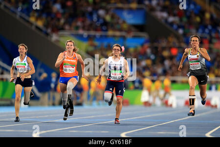 Netherland es Marlou Van Rhijn gewinnt die Frauen Leichtathletik 100m T44 als Großbritanniens Sophie Kamlish vierte während des zehnten Tages der Rio Paralympischen Spiele 2016 in Rio De Janeiro, Brasilien beendet. Stockfoto