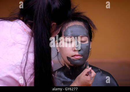 Eine junge Thai Frau mit einem Schlamm Behandlung in Phu Klon Country Club Thailand nur Schlamm Behandlung Spa in Mueang Mae Hong Son liegt in Nordthailand. Der Schlamm in diesem Spa ist pasteurisierte und vermischt mit Kräutern vor in verschiedenen Anwendungen eingesetzt werden. Stockfoto