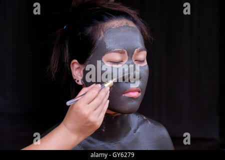 Eine junge Thai Frau mit einem Schlamm Behandlung in Phu Klon Country Club Thailand nur Schlamm Behandlung Spa in Mueang Mae Hong Son liegt in Nordthailand. Der Schlamm in diesem Spa ist pasteurisierte und vermischt mit Kräutern vor in verschiedenen Anwendungen eingesetzt werden. Stockfoto