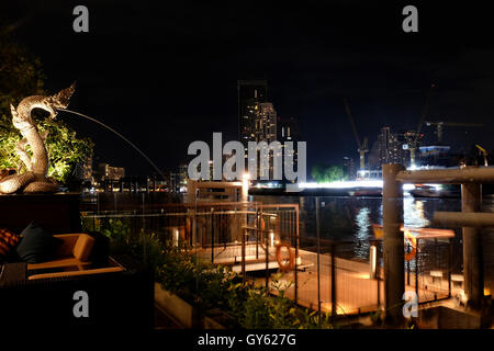 Blick auf den Chao Phraya Fluss durchquert Khlong San und Bang Rak Bezirke von Royal Orchid Sheraton Hotel & Towers in Bangkok Thailand Stockfoto