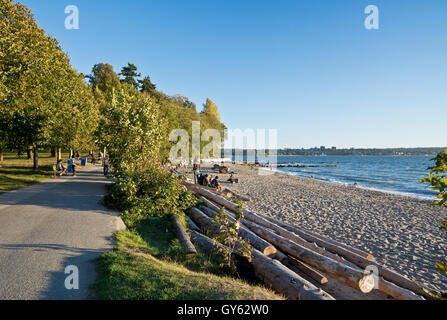 Zweiten Strand im Stanley Park in Vancouver, BC. Meer Sandstrand, Wanderweg, am späten Nachmittag. Kanada Stockfoto