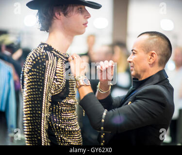 London, UK. 17. September 2016. Promi-Mode-Designer Julien Macdonald abgebildeten Hand Nähte hinter den Kulissen für seine Frühjahr/Sommer 2017 Sammlung Runway Show während der London Fashion Week in London, Vereinigtes Königreich. Julien Macdonald OBE ist eine walisische Modedesignerin, erschienen als Richter auf Großbritanniens Next Top Model, benannt als "British Fashion Designer des Jahres" im Jahr 2001 und wurde als Chefdesigner bei Givenchy ernannt. Bildnachweis: Pazifische Presse/Alamy Live-Nachrichten Stockfoto