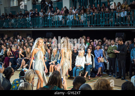 London, UK. 17. September 2016. Modell gehen Julien Macdonald Frühjahr-/Sommerkollektion 17 Modenschau während der London Fashion Week in London, Vereinigtes Königreich. Julien Macdonald OBE ist eine walisische Modedesignerin, erschienen als Richter auf Großbritanniens Next Top Model, benannt als "British Fashion Designer des Jahres" im Jahr 2001 und wurde als Chefdesigner bei Givenchy ernannt. Bildnachweis: Pazifische Presse/Alamy Live-Nachrichten Stockfoto