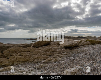 Landschaft, die Darstellung der Felsenküste Mann O'War an feinen Sommertag mit Durdle Door Landzunge im Hintergrund. Stockfoto