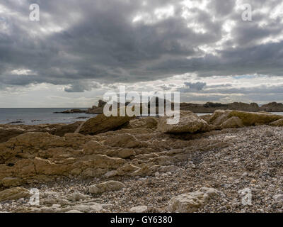 Landschaft, die Darstellung der Felsenküste Mann O'War an feinen Sommertag mit Durdle Door Landzunge im Hintergrund. Stockfoto