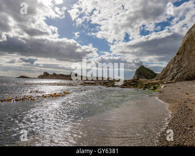 Landschaft, die Darstellung der Felsenküste Mann O'War an feinen Sommertag mit Durdle Door Landzunge im Hintergrund. Stockfoto