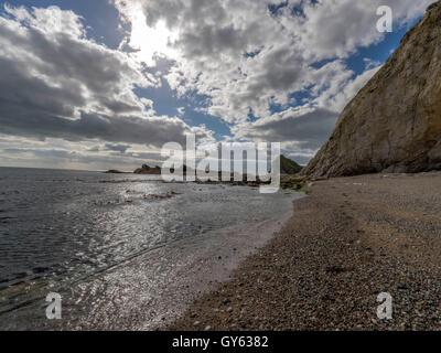 Landschaft, die Darstellung der Felsenküste Mann O'War an feinen Sommertag mit Durdle Door Landzunge im Hintergrund. Stockfoto