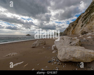 Landschaft, die Darstellung der Felsenküste Mann O'War an feinen Sommertag mit Durdle Door Landzunge im Hintergrund. Stockfoto