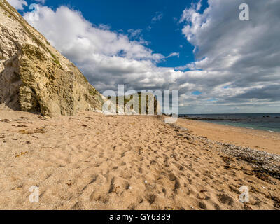 Landschaft, die Darstellung der sandigen Jurassic Küste am Mann O'War Beach, St. Oswald Bucht an einem feinen Sommertag. Stockfoto