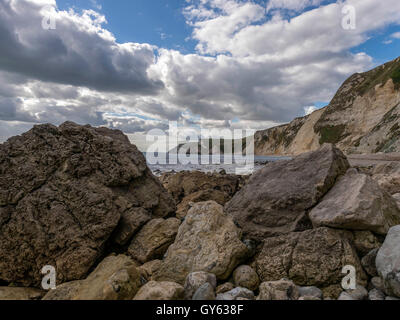 Landschaft, die Darstellung der Felsenküste Mann O'War an feinen Sommertag mit Durdle Door Landzunge im Hintergrund. Stockfoto