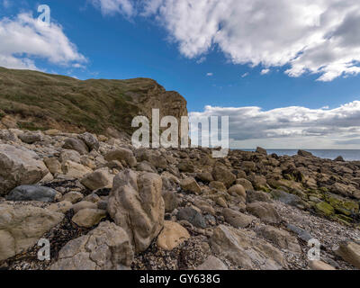 Landschaft, die Darstellung der Felsenküste Jurassic Mann O'War Beach, St. Oswald Bucht an einem feinen Sommertag. Stockfoto