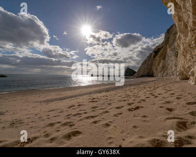 Landschaft mit der sandigen Küste am Mann O'War Strand an einem feinen Sommertag mit Durdle Door Landzunge im Hintergrund. Stockfoto