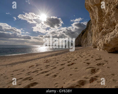 Landschaft mit der sandigen Küste am Mann O'War Strand an einem feinen Sommertag mit Durdle Door Landzunge im Hintergrund. Stockfoto