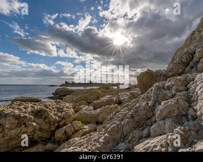 Landschaft, die felsige Küste der Mann O'War Strand an einem feinen Sommertag mit Durdle Door Landzunge im Hintergrund darstellen. Stockfoto