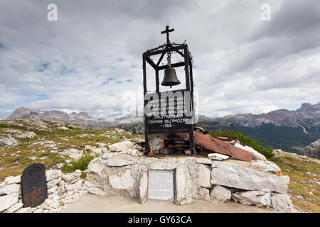 Gedenkglocke in der Nähe der Gräben des Ersten Weltkriegs auf dem Monte Piana in den Dolomiten. Italienische Alpen. Europa. Stockfoto