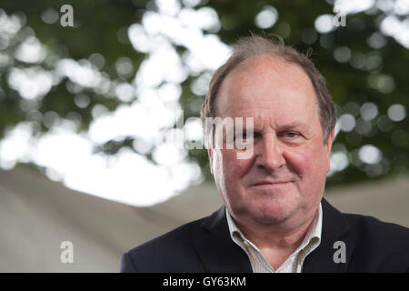 James "Jim" Naughtie, die britische Radio und News-Moderatorin für die BBC, auf dem Edinburgh International Book Festival. Edinburgh, Schottland. 22. August 2016 Stockfoto