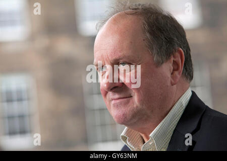 James "Jim" Naughtie, die britische Radio und News-Moderatorin für die BBC, auf dem Edinburgh International Book Festival. Edinburgh, Schottland. 22. August 2016 Stockfoto