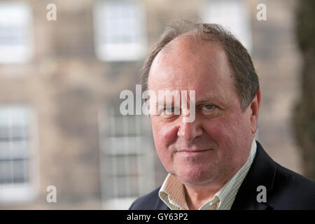 James "Jim" Naughtie, die britische Radio und News-Moderatorin für die BBC, auf dem Edinburgh International Book Festival. Edinburgh, Schottland. 22. August 2016 Stockfoto