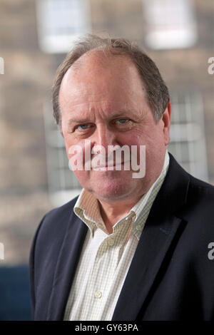 James "Jim" Naughtie, die britische Radio und News-Moderatorin für die BBC, auf dem Edinburgh International Book Festival. Edinburgh, Schottland. 22. August 2016 Stockfoto