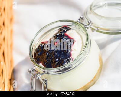 Glas ohne Backen-Käsekuchen mit Blaubeeren Marmelade Stockfoto