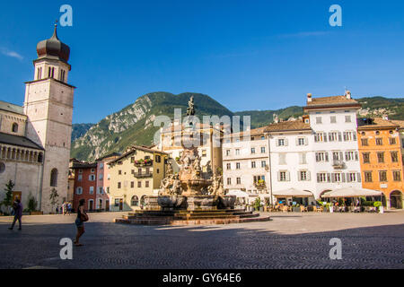 Piazza Duomo mit dem Brunnen von Neptun & Dom von San Vigilio, Trento Stadt & Provinz, Region Trentino-Südtirol, Italien. Stockfoto