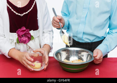 Kinder machen Weihnachten dessert Stockfoto