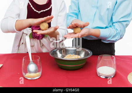 Kinder machen Weihnachten dessert Stockfoto