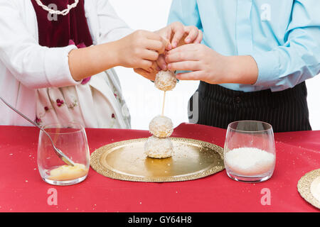 Kinder machen Weihnachten dessert Stockfoto