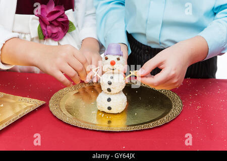 Kinder machen Weihnachten dessert Stockfoto