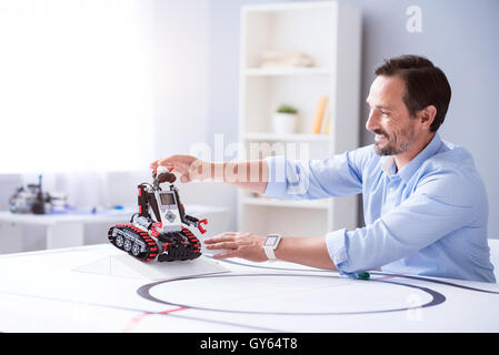 Begeisterte Ingenieur arbeitet in seinem Labor Stockfoto